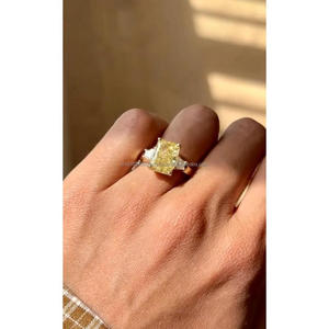 Anillo de Compromiso y Boda Vintage con Moissanita Amarilla de Corte Radiante, Plata de Ley 925, Tres Piedras, Certificado IGI, Chapado en Oro Rosa - Product Image 1