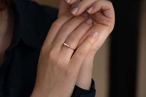 Anillo minimalista de oro macizo de 14k con diamante baguette cónico, unisex, para uso diario. - Product Image 4