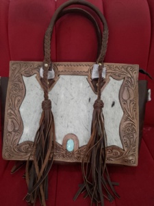 Sac bandoulière unisexe de luxe en cuir de vachette occidental, motif floral solitaire gravé à la main, étanche et antivol, en stock - Product Image 5