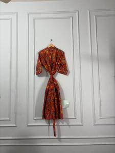 Peignoir Kimono Floral Élégant Rouge Fait Main en Coton pour Femme, Léger, Vêtement de Nuit d'Été avec Logo Avant - Product Image 2