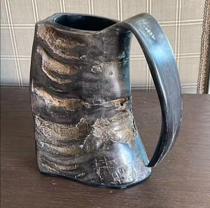Mug en corne poli, gravé d'un dessin au trait d'un loup détaillé, disponible à prix de gros. - Product Image 6