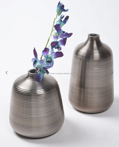 Vase en métal coulé en aluminium pour la décoration de la maison et du salon Vase à fleurs plaqué nickel Vase en métal fabriqué à la main par Axiom Home Accents - Product Image 3