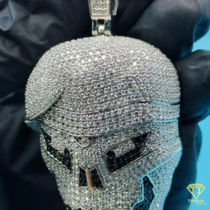 Pendentif Casque de Soldat Spatial Sertie de Pierres Moissanite VVS, Bijou de Luxe Hip Hop Fait Main - Product Image 3