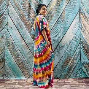 Robe de soirée moderne chaude détendue profonde col en V fait à la main Tie Dye Trendy Summer Resort Wear Robe de soirée Boho Beach Kaftan kimono - Product Image 4