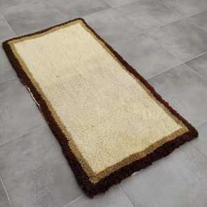 Alfombra Marroquí Hecha a Mano de Lana, Color Crema con Borde Marrón, Alfombra Peluda, Alfombra Suave de Estilo Bereber para Sala de Estar - Product Image 5