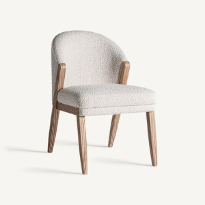 Silla de Comedor Nórdica Tapizada con Tela Texturizada y Estructura de Madera Sólida para Interiores Contemporáneos - Product Image 1