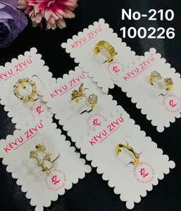 แหวนแต่งงาน/หมั้น สแตนเลสสตีลชุบทอง ประดับเพชรแบบอเมริกัน ดีไซน์ทันสมัยลายนูนเรขาคณิต สำหรับผู้หญิงและเด็ก - Product Image 5