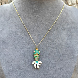 จี้ปลาคาร์ฟเคลือบทองคำขาวประดับด้วยอะพาไทต์สีเขียวเคลือบลงยาแบบโคลอซอนเน่ สร้อยคอปลาคาร์ฟญี่ปุ่น เครื่องรางนำโชค แฟชั่นเครื่องประดับสำหรับทุกเพศ เหมาะสำหรับเป็นของขวัญ - Product Image 6