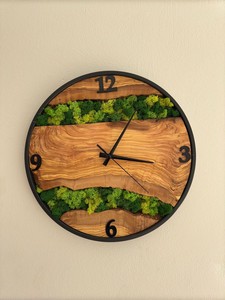 Reloj de Pared de Madera de Olivo y Musgo Hecho a Mano: Decoración Personalizada para el Hogar - Product Image 4