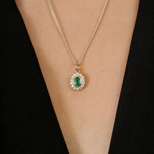 Colgante de Diseño Minimalista y Elegante con Esmeralda y Diamantes en Engaste de Bisel, Oro Amarillo Puro K14, Piedra de Nacimiento de Mayo, Joyería Nueva para Mujer - Product Image 2