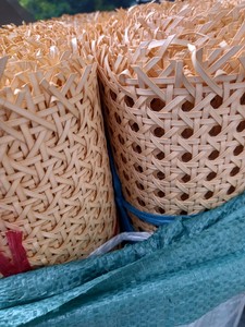 Rouleau de cannage hexagonal naturel en rotin, tissé à la main, maille ouverte, matériau en canne semi-blanchi, fournisseur Vietnamien - Product Image 4