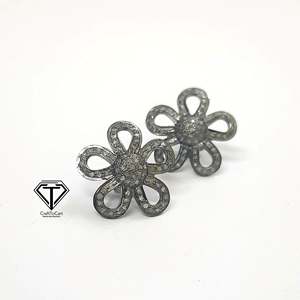 ต่างหูรูปดอกไม้ชุบโรเดียม ประดับเพชรแบบ Pave Diamond Claw Setting ตัวเลือกทอง 18k - Product Image 2
