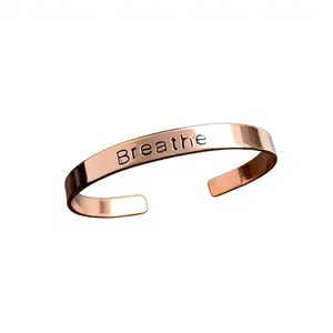 กำไลข้อมือทองแดงแท้สลักลาย Breathe Open Cuff สำหรับบำบัด ทำด้วยมือ ลายนูน เครื่องประดับแฟชั่นสุดหรู - Product Image 1