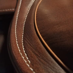 Nuevas Sillas de Montar Ligeras de la Mejor Calidad 2026, Nuevo Estilo, Silla de Carreras Personalizada, Material de Cuero con Estructura de Madera, Personalizable - Product Image 3