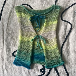 Chaleco sin mangas de punto a mano Fasmic International para mujer, diseño cruzado, color liso, top informal de viscosa/algodón con lazos, estilo dulce y versátil. - Product Image 2
