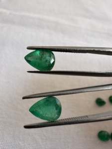 Émeraudes naturelles zambiennes, taille poire, pierres précieuses en vrac, paire de pierres vertes riches à facettes pour bagues, boucles d'oreilles et bijoux fins - Product Image 1