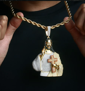 Pendentif Croix Jésus en Argent 925 Plaqué Or Orelia Luxe avec Moissanite, Collier Glaçon, Bijou Religieux, Cadeau - Product Image 1