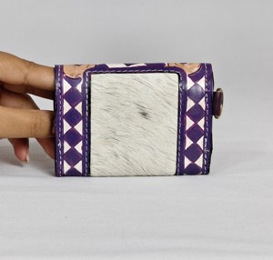 Monedero Pequeño de Cuero Genuino con Diseño Floral Repujado a Mano con Cartas de As y Piel de Vaca, Correa de Muñeca y Cierre de Botón a Presión - Product Image 2