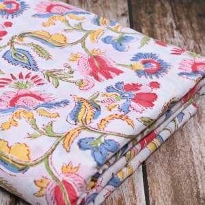 Tela de Algodón Estampada con Bloques Kalamkari Blanca con Diseño Floral Multicolor, Ecológica y de Calidad de Exportación, para Prendas de Vestir y Textiles para el Hogar - Product Image 2