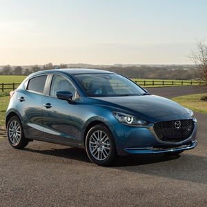 Expérience de conduite facile en voiture compacte confortable, Mazda 2 d'occasion dans la circulation urbaine - Product Image 5