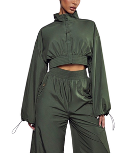 Conjunto deportivo de 2 piezas con logotipo personalizado para mujer, chaqueta corta con cremallera de nailon y pantalones estilo streetwear con bolsillos laterales. - Product Image 1