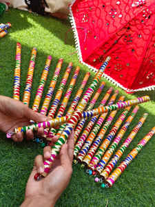 ดันดียาสีสันสดใสแบบดั้งเดิม ทำจากไม้ เป็นมิตรกับสิ่งแวดล้อม สำหรับตกแต่งงานแต่งงานแบบอินเดีย งานดันดียาการ์บาไนท์ และงานกานีช ชาธรธี - Product Image 4