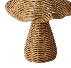 Découvrez ce charmant jouet pour enfants en rotin en forme de champignon, doté d'un capuchon tissé détaillé et d'une base naturelle robuste. - Product Image 2