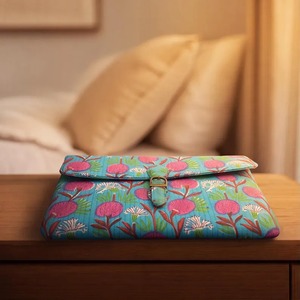 Housse pour ordinateur portable en coton matelassé, faite à la main, avec bandoulière et fermeture éclair, idéale pour le shopping (Origine Rajasthan) - Product Image 6