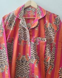 Exquisito Conjunto de Pijama de Algodón Estampado a Mano con Rayas Vibrantes en Naranja y Rosa, Motivos de Tigre, Lujoso, Artesanal, de Secado Rápido para Verano - Product Image 5