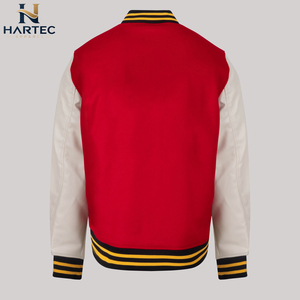 Meilleur produit 2026 : Blouson universitaire pour homme en laine méltone rouge vif avec manches en cuir synthétique crème et patchwork brodé avec écusson B, style veste d'équipe - Product Image 4