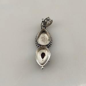 จี้เพชรพลอยธรรมชาติรูปทรงลูกแพร์ ยี่ห้อ NIKHIL GEMS พร้อมช่องเก็บของแบบซ่อน ดีไซน์วินเทจ สำหรับงานหมั้น ทำด้วยมือจากเงินแท้ 925 ชุบทอง/เงิน - Product Image 2