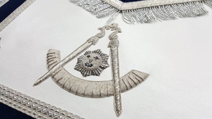 Tablier de Maître Franc-Maçon Blanc Marine avec Franges Argentées et Broderie Ornée, Personnalisable OEM, Régalia Maçonnique, Tenue pour Loge de Fraternité - Product Image 3