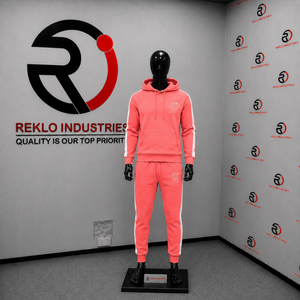 Conjunto Deportivo para Hombre Color Rosa Coral, Sudadera con Capucha y Pantalones Jogger con Logotipo Personalizado, Franja Lateral Blanca, Ropa Deportiva de Calle, Venta al Por Mayor - Product Image 3