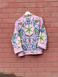 Veste d'hiver indienne faite à la main en coton rose Sujani pour femmes, broderie florale, vêtements traditionnels pour l'exportation en gros - Product Image 5
