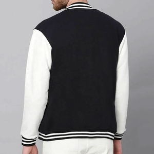Blouson bomber léger pour homme, veste varsity bicolore noir et blanc avec un patch lettre « V » blanche sur la poitrine - Product Image 3