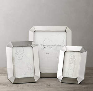 Cadre photo en métal adapté à l'affichage de souvenirs précieux avec un design décoratif artisanal durable et élégant - Product Image 4