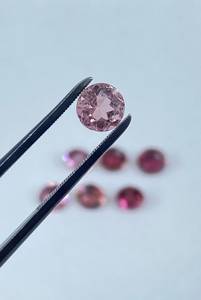 Lot de pierres précieuses rondes facettées en tourmaline rose, tailles assorties, calibrées, naturelles, pour la fabrication de bijoux - Product Image 2