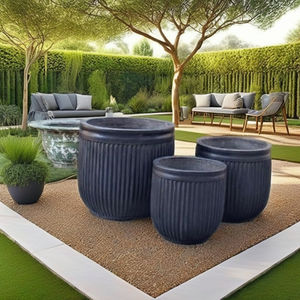 Jardinière de luxe blanche rayée de taille moyenne en fibre de béton, écologique, légère, résistante aux intempéries et au décoloration, pour la maison et le jardin - Product Image 1