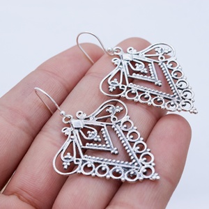 Boucles d'oreilles pendantes en argent sterling 925 en forme de cerf-volant ajouré, style filigrane, Memoria Jewels, vente en gros - Product Image 6