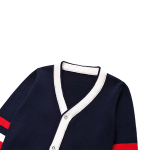 Logos brodés sur des pulls à col en V de haute qualité pour les sororités/fraternités/écoles/collèges/universités, logos sur des cardigans tricotés. - Product Image 2