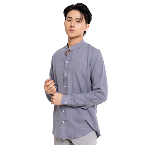 เสื้อเชิ้ตผู้ชายสีเทา คอวี แขนยาว ผ้าฝ้ายป๊อปลิน 100% ระบายอากาศได้ดี ติดกระดุมเม็ดเดียว น้ำหนัก 160 กรัม เหมาะสำหรับใส่ในฤดูใบไม้ผลิ - Product Image 2