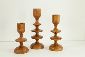 Porte-bougie en bois à six colonnes, idéal pour la décoration intérieure, centre de table et éclairage festif, fabriqué à la main en Inde - Product Image 4