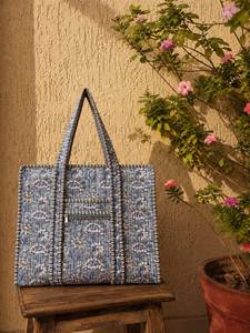 Sac fourre-tout à bandoulière pour femme, tendance, en coton matelassé à imprimé floral, 18x18 pouces, avec fermeture éclair et chaînes, fait main, lavable - Product Image 3