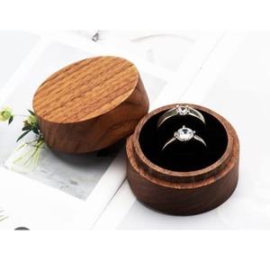 Boîte en bois massif de luxe |   Boîte à bagues de fiançailles fine artisanale en bois de noyer, étui de voyage magnétique pour bagues de mariage - Product Image 2