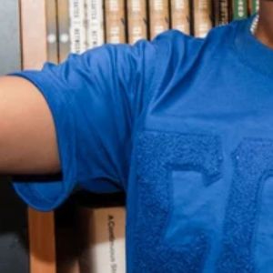 Camiseta Sigma Gamma Rho con Letras Bordadas en Chenille, Cuello Redondo Clásico, Manga Corta, Diseño Elegante, Ropa Griega Informal - Product Image 5