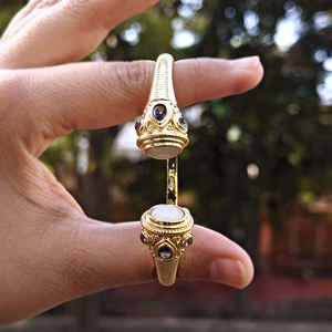 Pulsera ajustable de estilo boho, chapada en oro, con piedra lunar blanca natural y detalles de cuarzo amatista, diseño abierto frontal. - Product Image 4