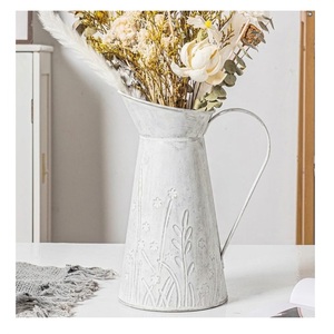 Vase vintage en métal galvanisé blanc avec poignée, carafe décorative style ferme pour la maison, le bureau et le jardin, design floral shabby chic - Product Image 1