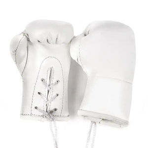 Porte-clés de luxe en forme de gants de boxe avec anneau métallique et surpiqûres, en PU, couleurs personnalisables, vente en gros - Product Image 3