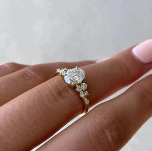 แหวนหมั้นเพชรโมอิสซาไนต์ทรงรี 2 กะรัต แบบคลัสเตอร์ แหวนทองคำแท้ 14K แหวนคลัสเตอร์ทรงรี สไตล์อาร์ตเดโค แหวนแต่งงาน แหวนสัญญา แหวนเจ้าสาว - Product Image 3