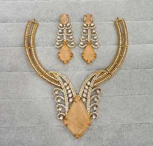 Conjunto de collar con incrustaciones de circonita cúbica de calidad premium y piedra doble, ideal para atuendos étnicos y occidentales, perfecto para bodas. - Product Image 4
